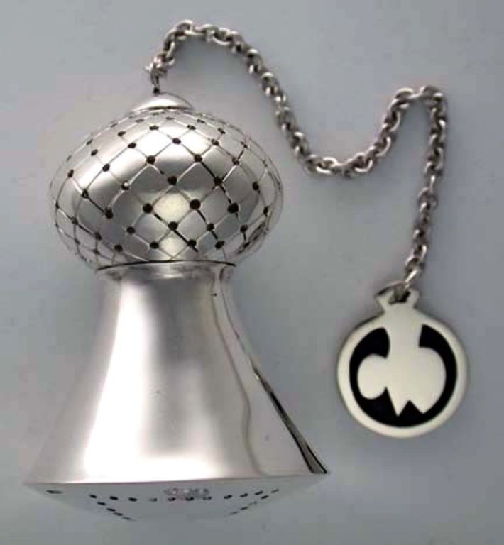 Tea infuser in silver with fob