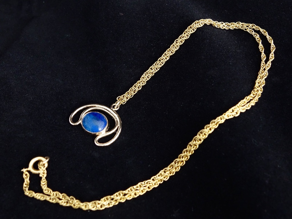 Pendant in 14K gold with lapis