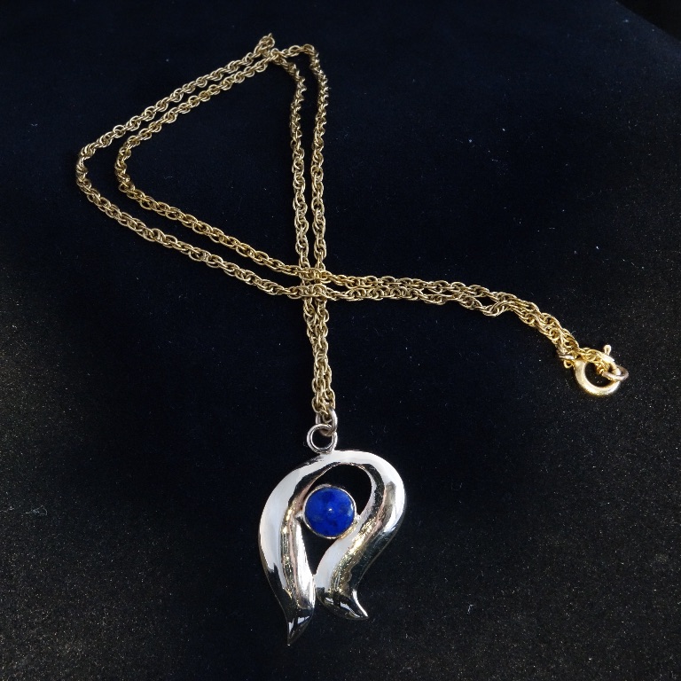 Pendant with 14K gold with lapis