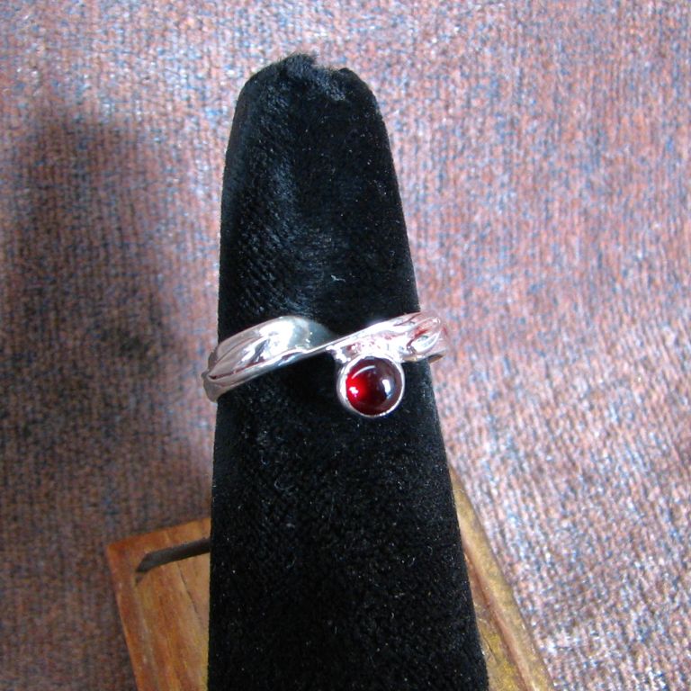 Ring in silver with garnet